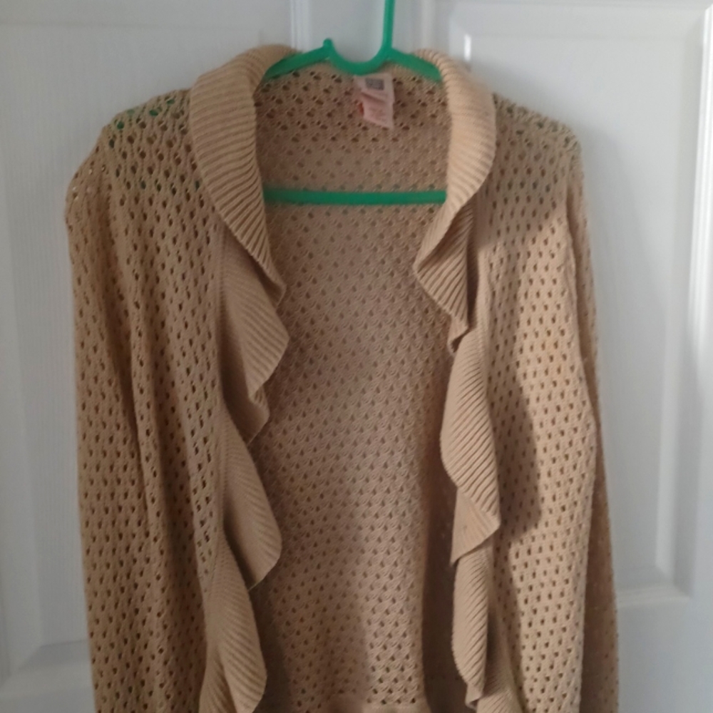 Beige sweater knitted with scallops on bottom and end of sleeves. Size Medium